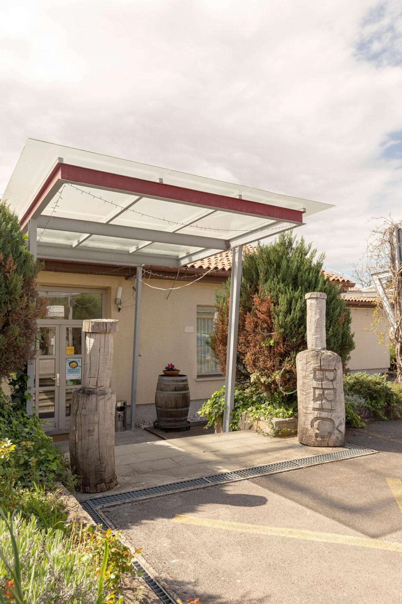Restaurant Bric דקאני מראה חיצוני תמונה