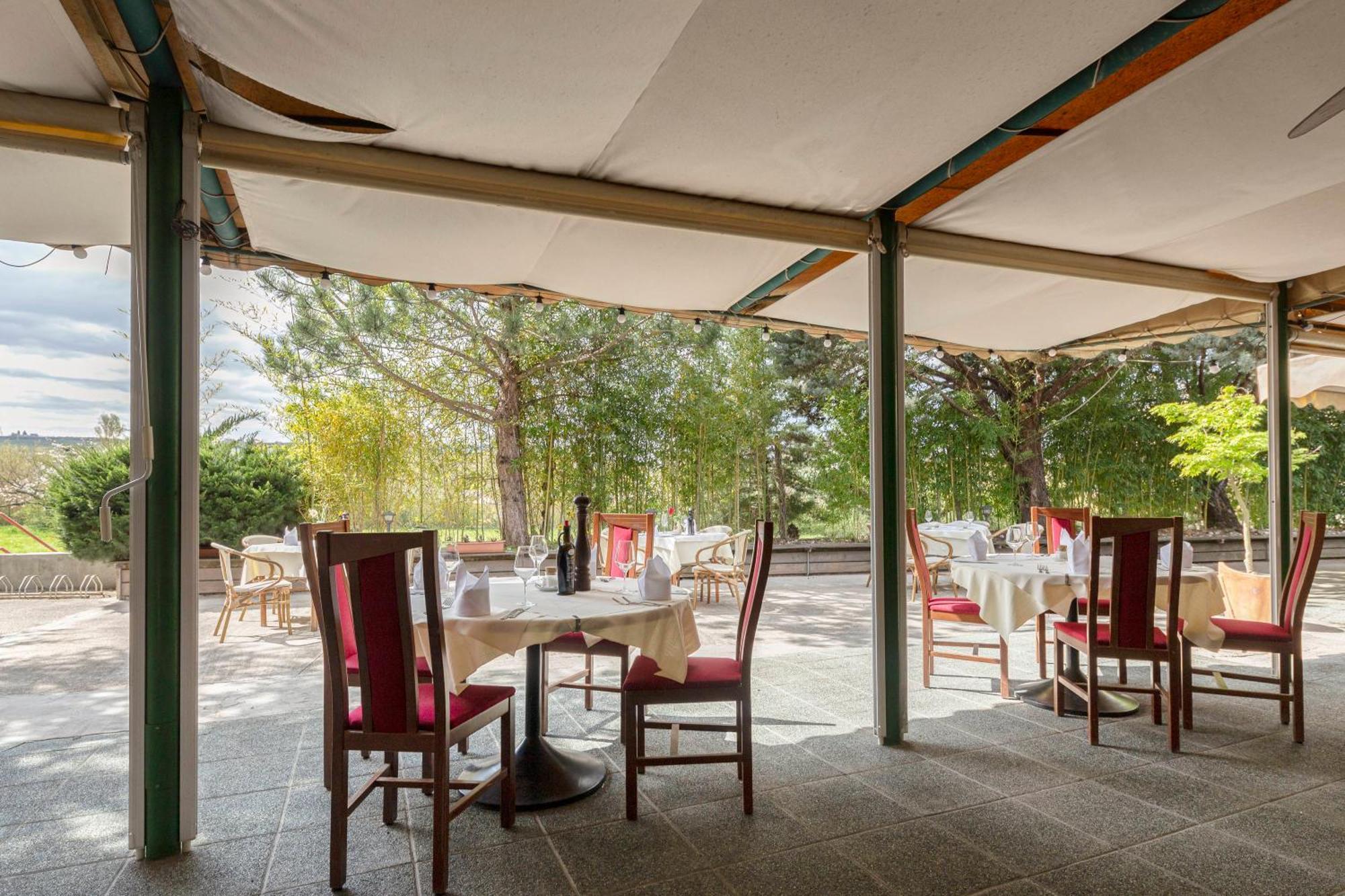Restaurant Bric דקאני מראה חיצוני תמונה