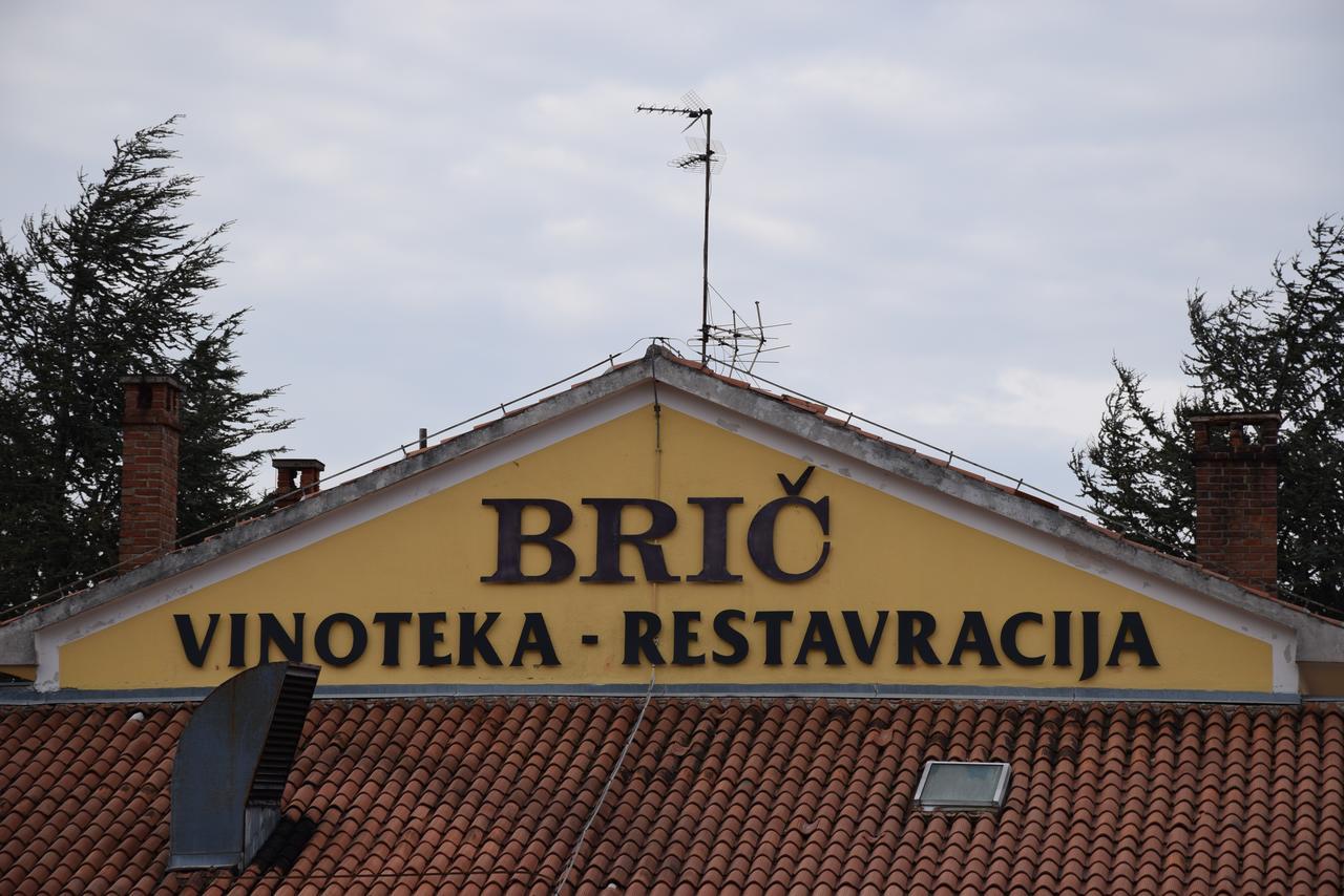 Restaurant Bric דקאני מראה חיצוני תמונה