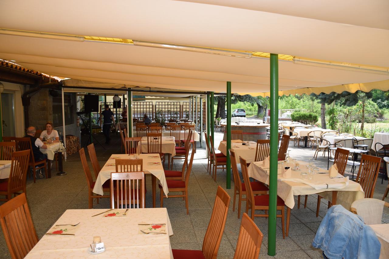Restaurant Bric דקאני מראה חיצוני תמונה