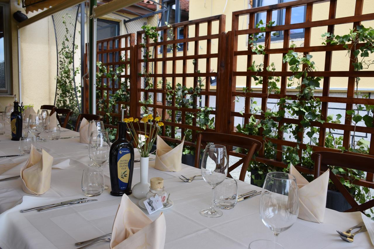 Restaurant Bric דקאני מראה חיצוני תמונה