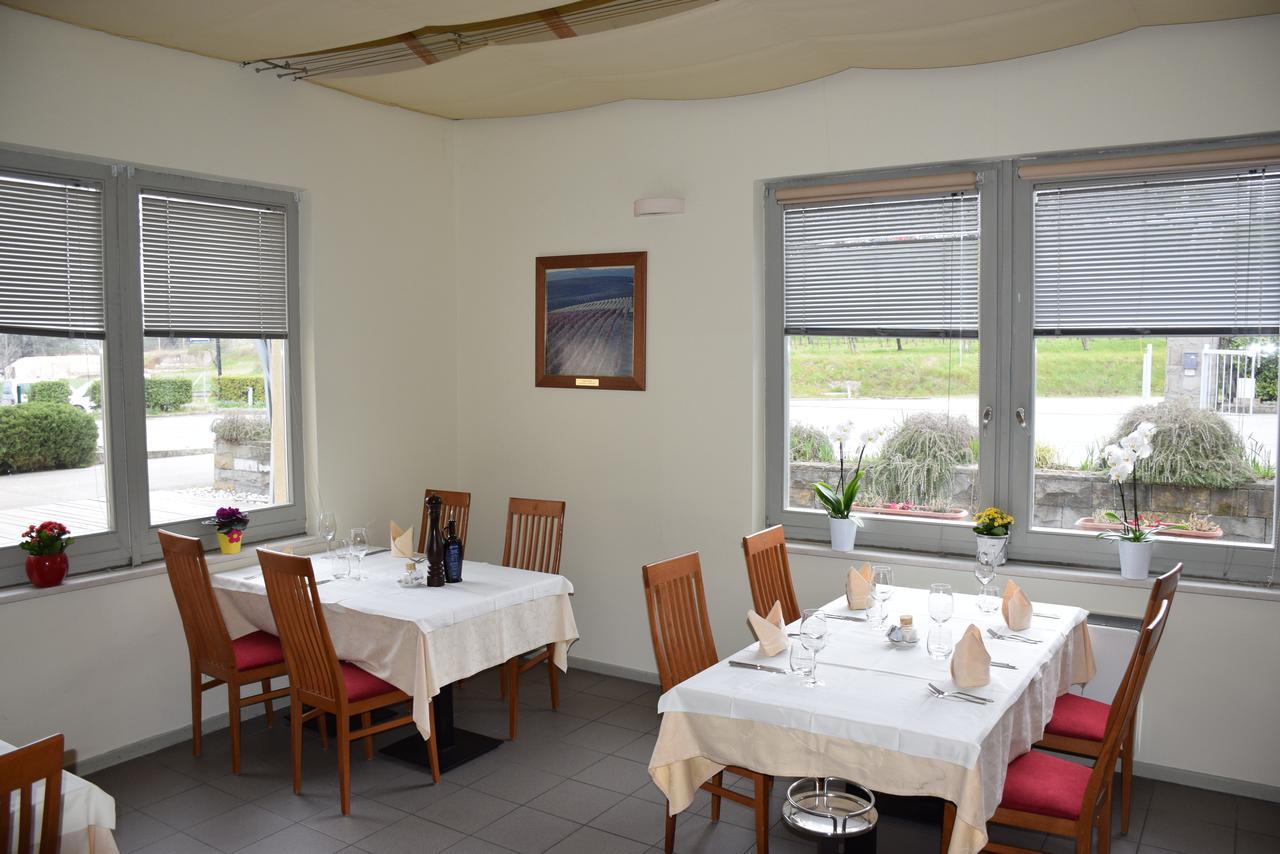 Restaurant Bric דקאני מראה חיצוני תמונה