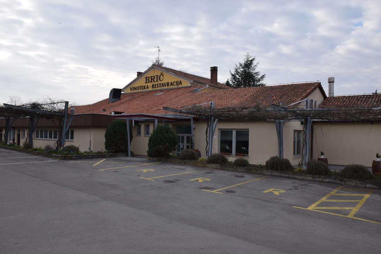 Restaurant Bric דקאני מראה חיצוני תמונה
