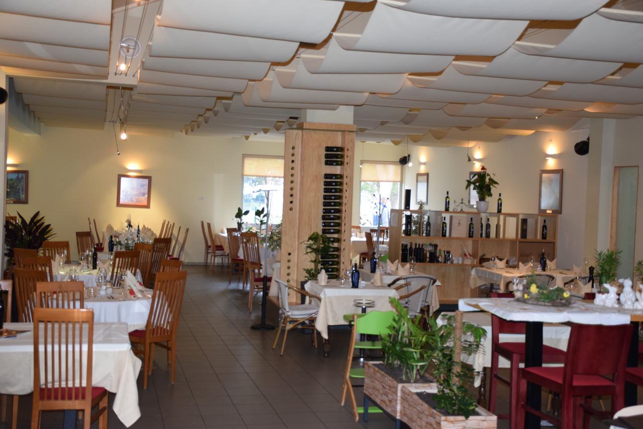 Restaurant Bric דקאני מראה חיצוני תמונה