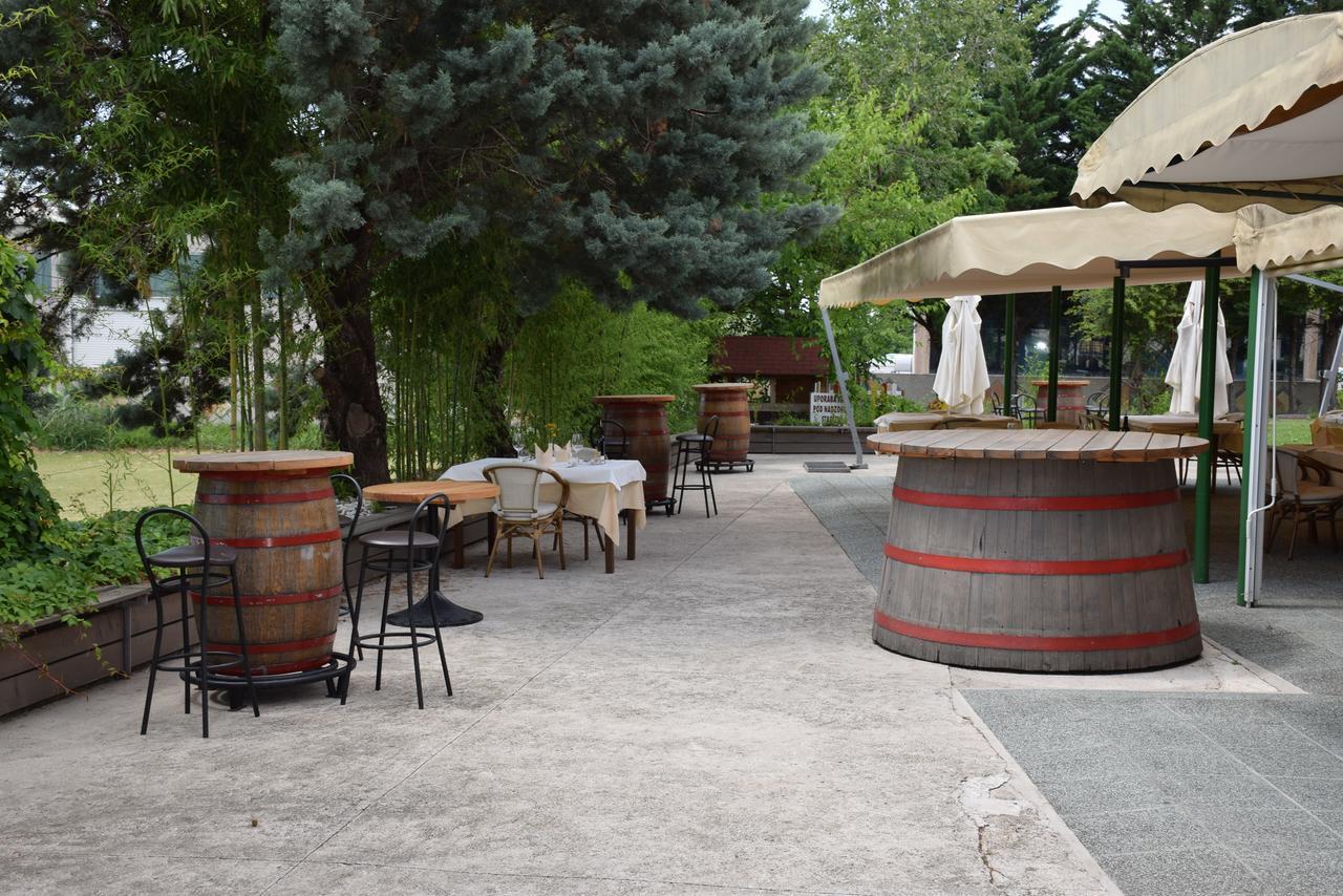 Restaurant Bric דקאני מראה חיצוני תמונה